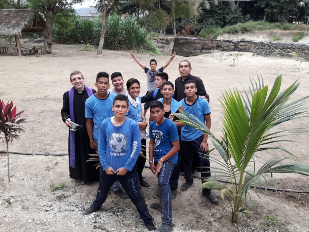Wiliam Andrés Esparza Rave, ein Seminarist aus Kolumbien, der der Gemeinschaft Siervos del Hogar de la Madre angehört. Im Einsatz in Ecuador.