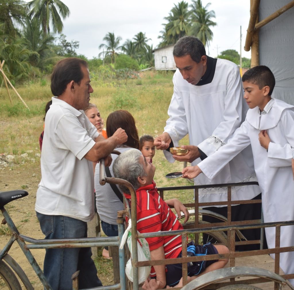 Wiliam Andrés Esparza Rave, ein Seminarist aus Kolumbien, der der Gemeinschaft Siervos del Hogar de la Madre angehört. Im Einsatz in Ecuador.