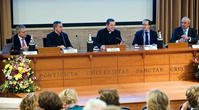 Luis Navarro rector de la Universidad de la Santa Cruz de Roma en un seminario.