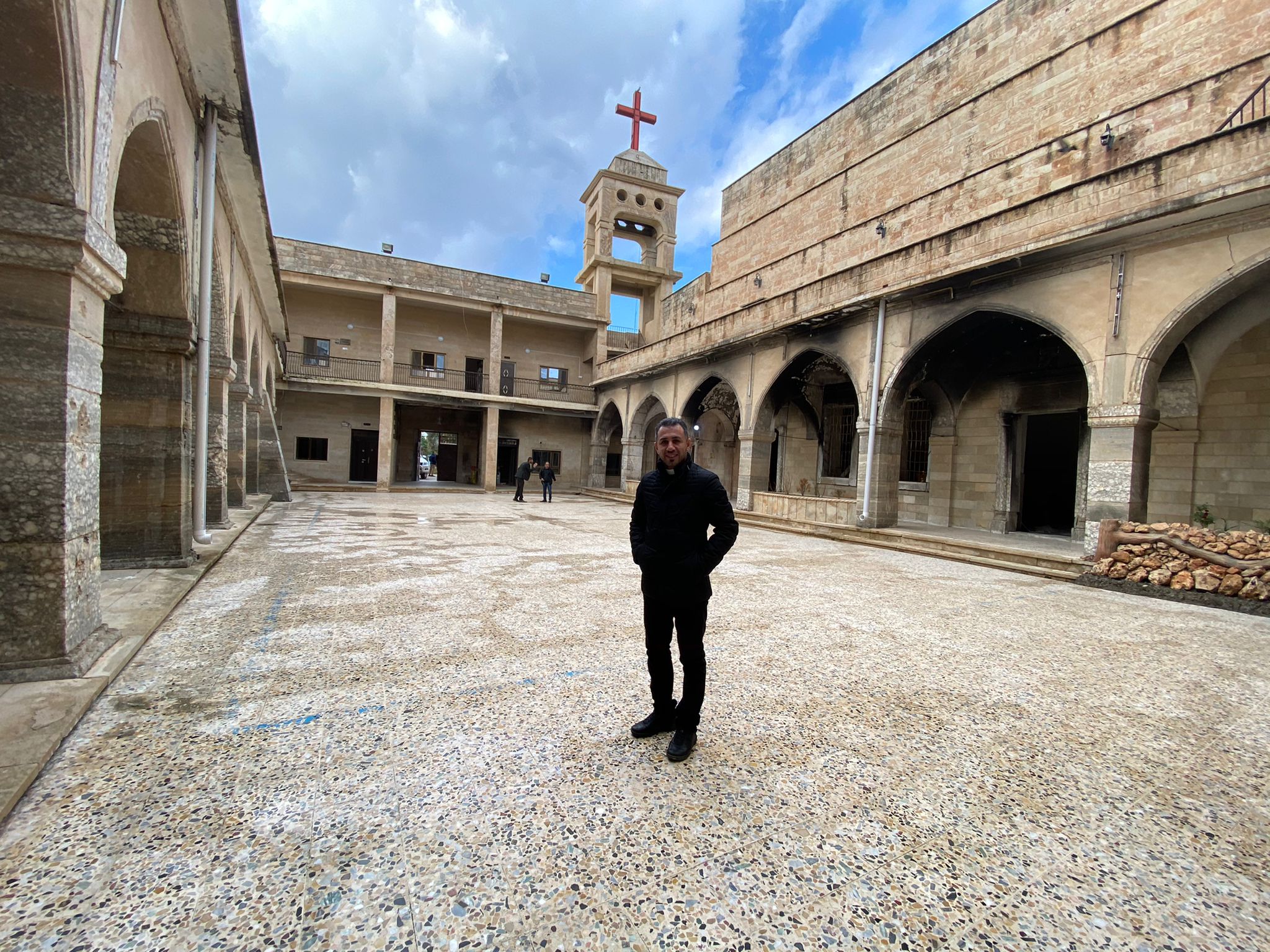 Aram Pano in een kerk in Irak. 