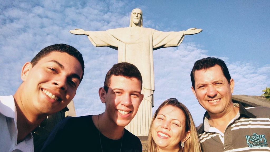 Bruno su broliu, motina ir tėvu prie Kristaus Atpirkėjo šventovės Rio de Žaneire. 