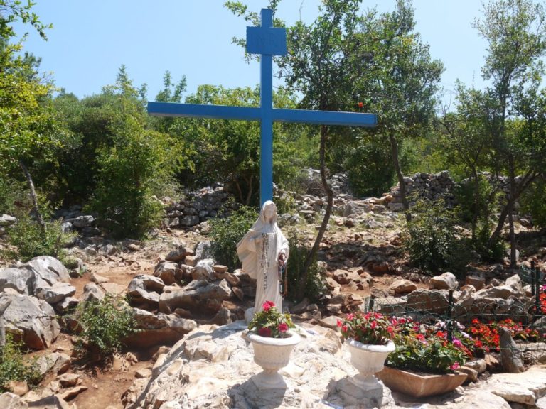 Zilais krusts, kur Dievmāte pirmo reizi parādījās uz Podbrdo kalna. medžugorjes jaunava