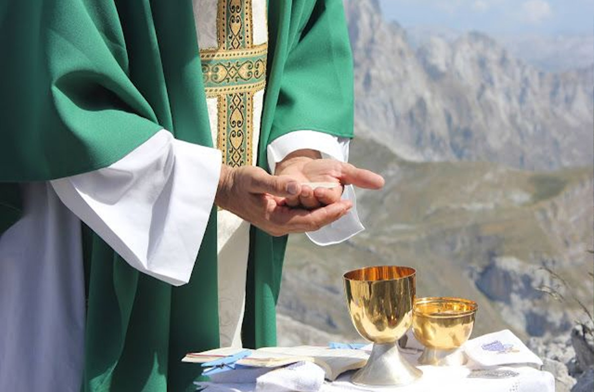 Estuche de vasos sagrados, clave para celebrar la Eucaristía en zonas rurales