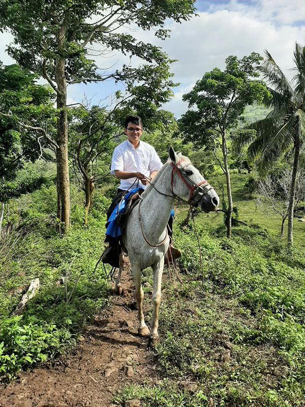 Hanzell montando a caballo por comunidades rurales