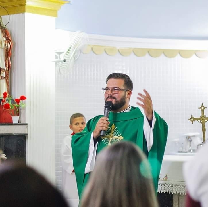 don carlos augusto duncan sacerdote diocesis de campos dos goytacazes brasil celebrando misa