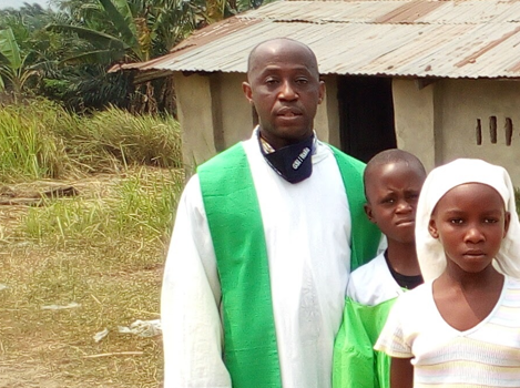 Г-н Адемар Буто Бомпанга - священник из Демократической Республики Конго - стипендия CARF