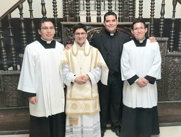 Sacerdote formado gracias a las becas de los benefactores de CARF que volvió a su Perú natal Don Miguel Ángel Chumpitaz - Sacerdote de Peru