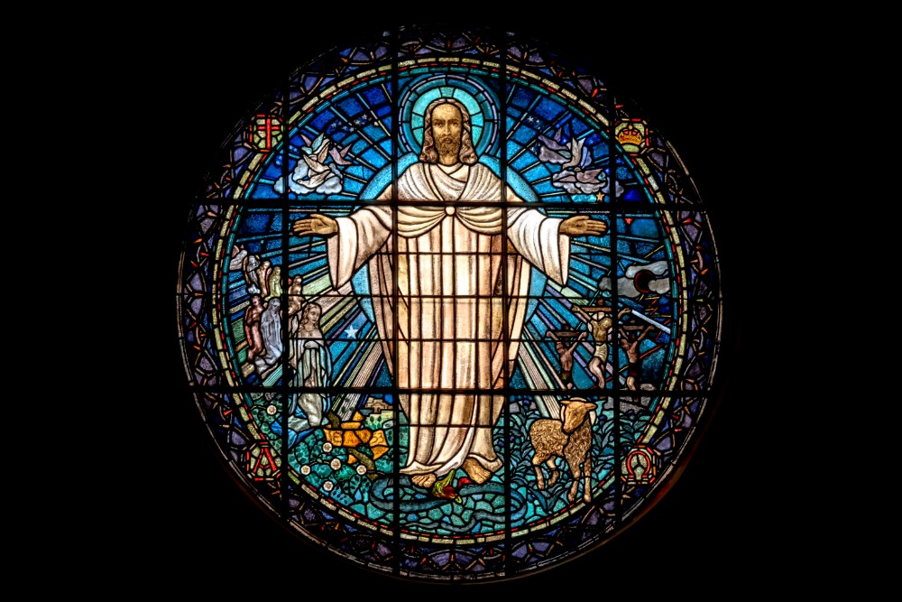 Dans le quatrième des Mystères Lumineux, nous contemplons la transfiguration du Seigneur.