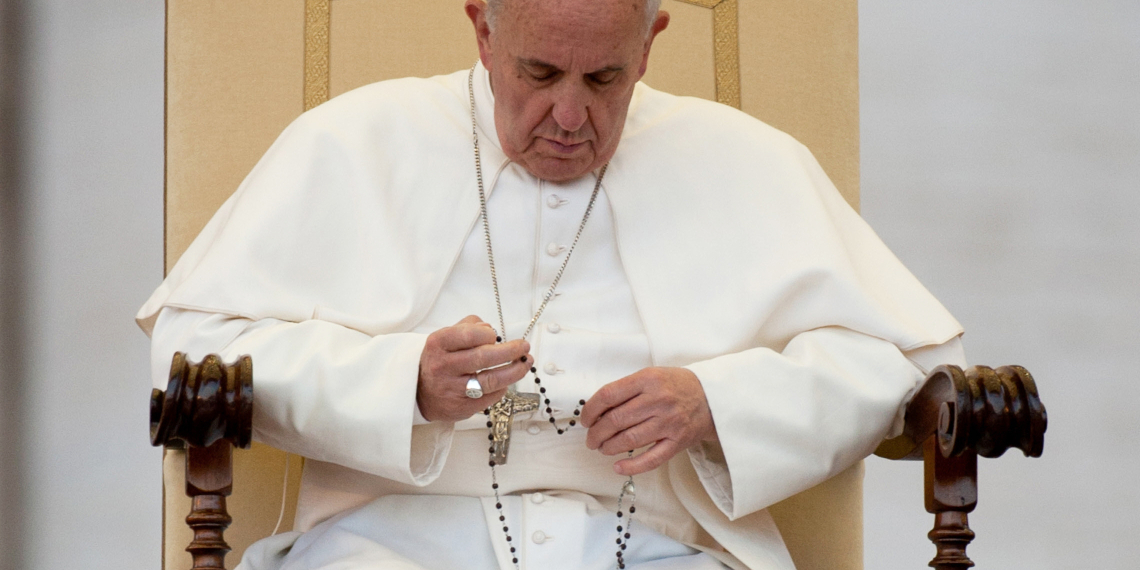 Papa Francisco Rezando el Santo Rosario