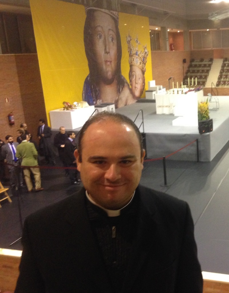Meksikalı rahip. Pamplona'da CARF bursu sayesinde rahiplik formasyonunu tamamladı.