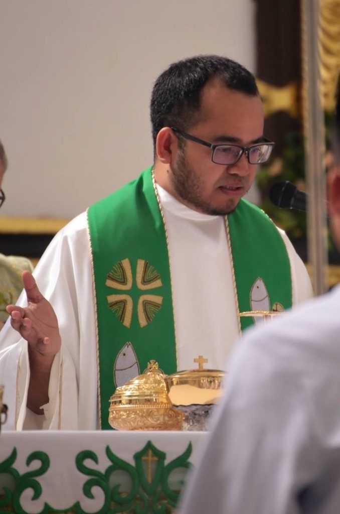 Don Edgar Ponce - filippiiniläinen pappi Pappiskoulutus - Pappien elämä - Filippiiniläinen pappi - Filippiiniläinen pappi