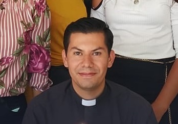 Salvadori preester Preester El Salvadorist. Ta läbis oma preestriõppe Bidasoas, Pamplona, CARF-i stipendiumiga.