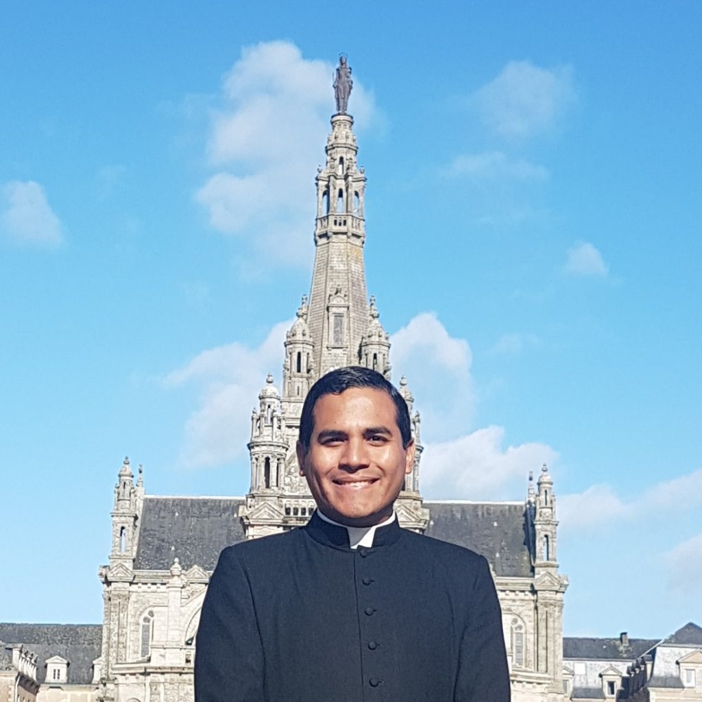 Lenin Alvarado, curé de la première église au monde dédiée au bienheureux Álvaro del Portillo, à Guayaquil (Équateur) Prêtre équatorien