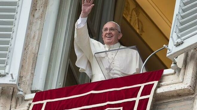 Papež František se modlí