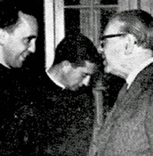 Borges (vpravo) zdraví Bergoglia, učitele literatury na škole La Inmaculada Concepción v Santa Fe (Argentina) v srpnu 1965.