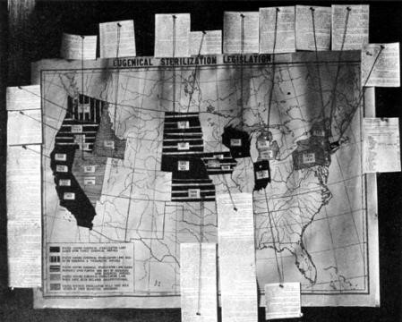 Plagát z konferencie o eugenike v roku 1921, na ktorom sú zobrazené štáty USA, ktoré zaviedli zákony o sterilizácii. Verejná doména