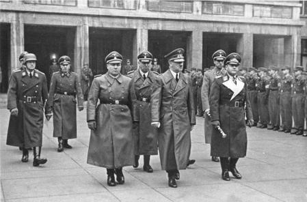 Karl Brandt (kanan) bersama Adolf Hitler dan Martin Bormann. Bundesarchiv