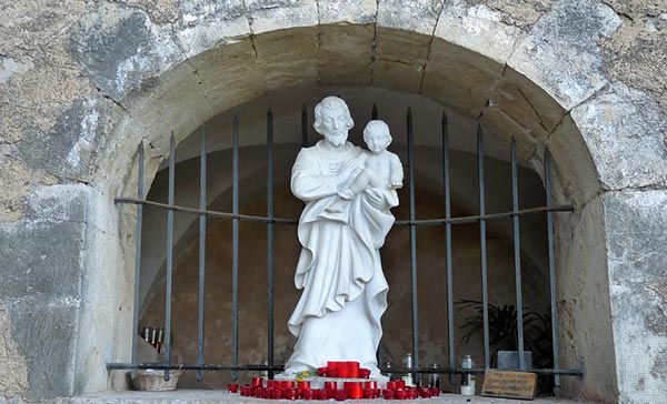 Den nuværende Sankt Joseph-helligdom blev indviet i 1663. Fra 1661 og fremefter strømmede store menneskemængder til helgenens helligdom på Sankt Josephs festdag.