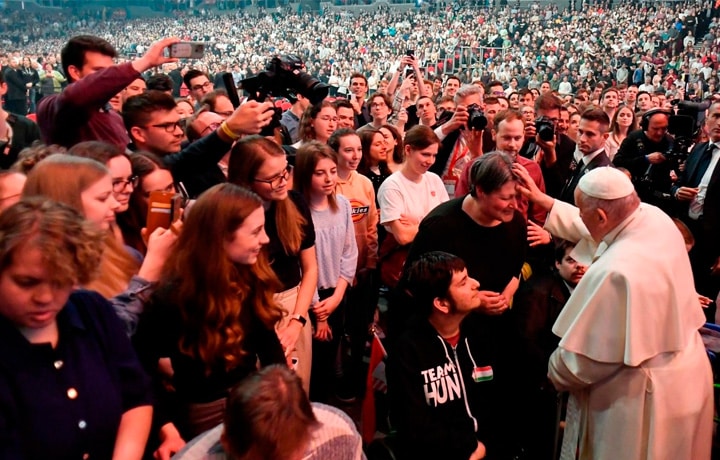 papež František mladým lidem