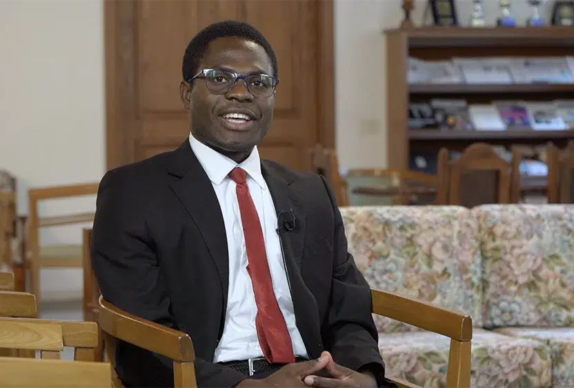 «Rome is the eternal city not because it never dies, but because it eternalizes you» 2. Francisco Eusebio Vinumo es un joven angoleño que estudia en Roma para ser sacerdote