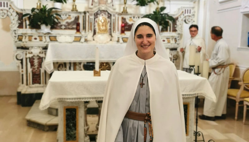 Rahibe Roberta Sofia'nın rahibe kıyafeti içindeki görüntüsü.