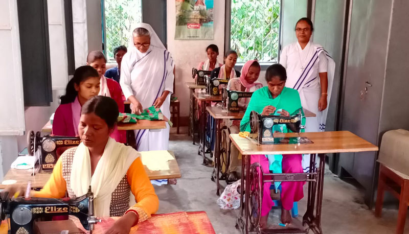 Алис Топно племенен мисионер в Индия работилница за шиене