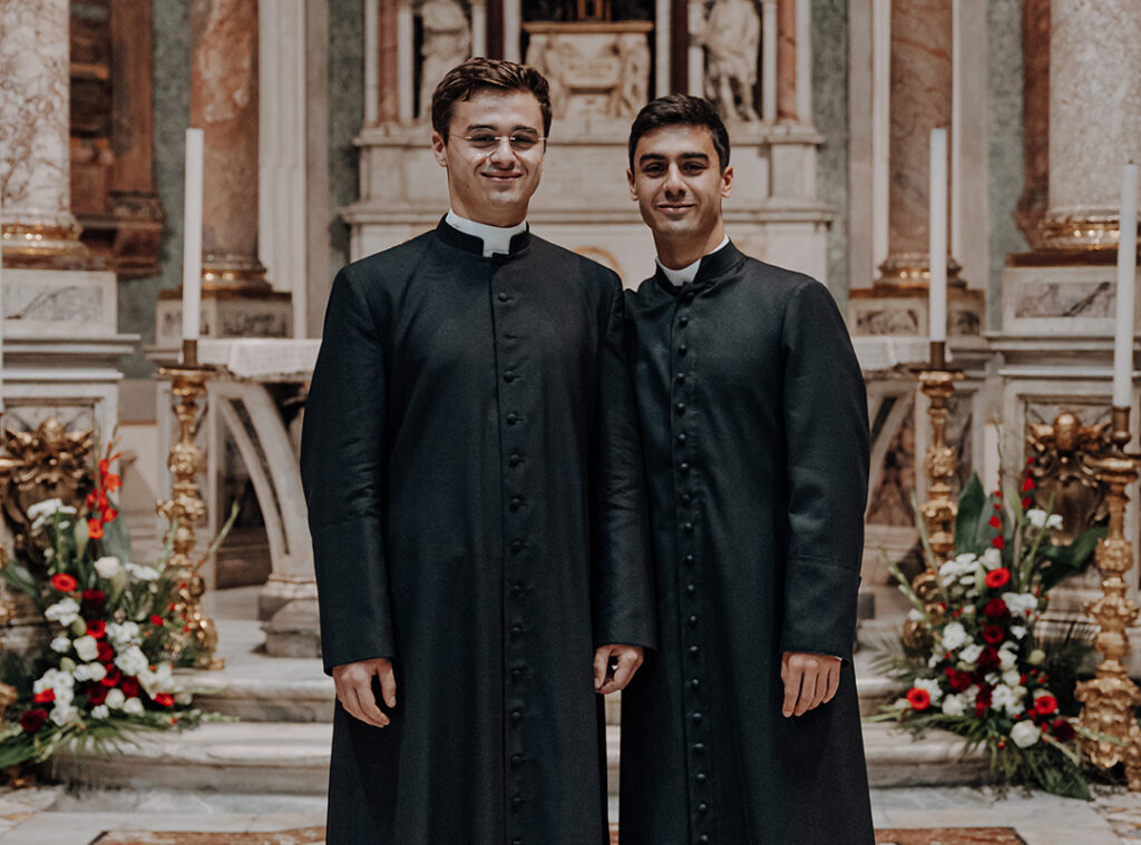 Broeders Emmanuel-Marie en Vianney verkleed als priesters