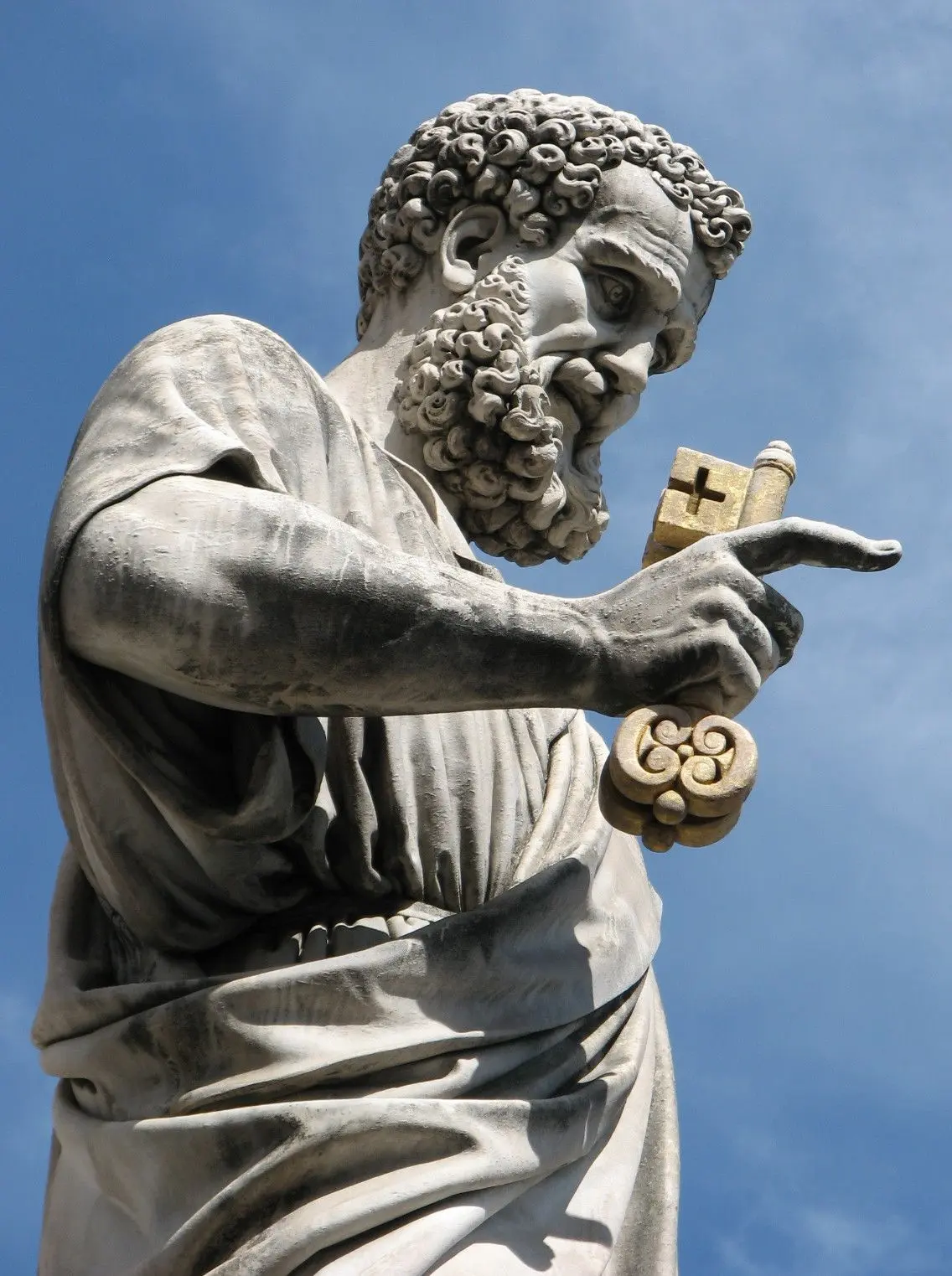 Estatua de san Pedro sosteniendo las llaves del Reino de los Cielos, en la Plaza de san Pedro del Vaticano.