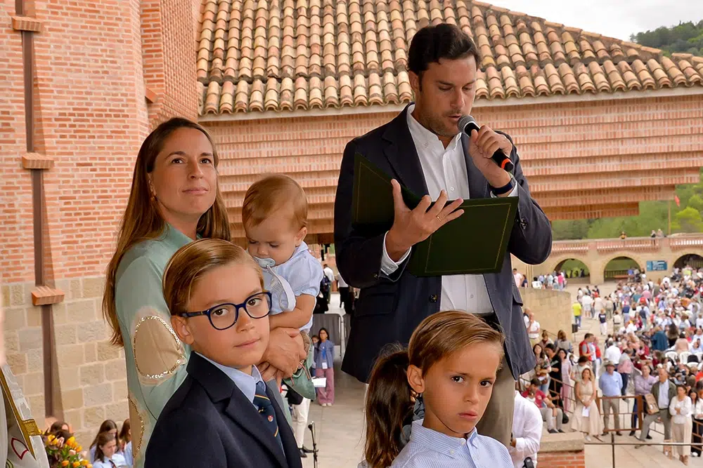 Una familia en Torreciudad rezando como la Sagrada Familia nos enseñó, unidos.