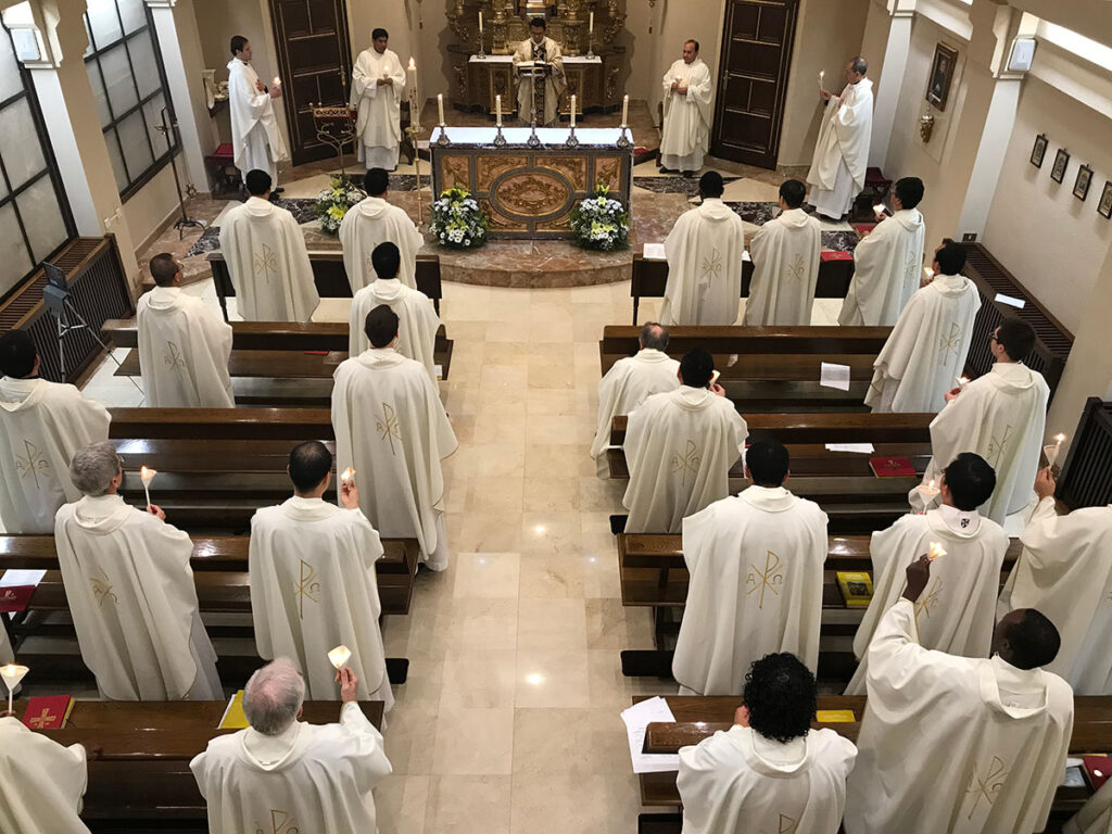 sacerdotes celebrando misa