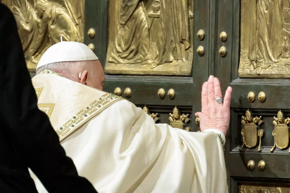 El Papa Francisco en el momento de apertura de la puerta santa en Roma en el Año Santo