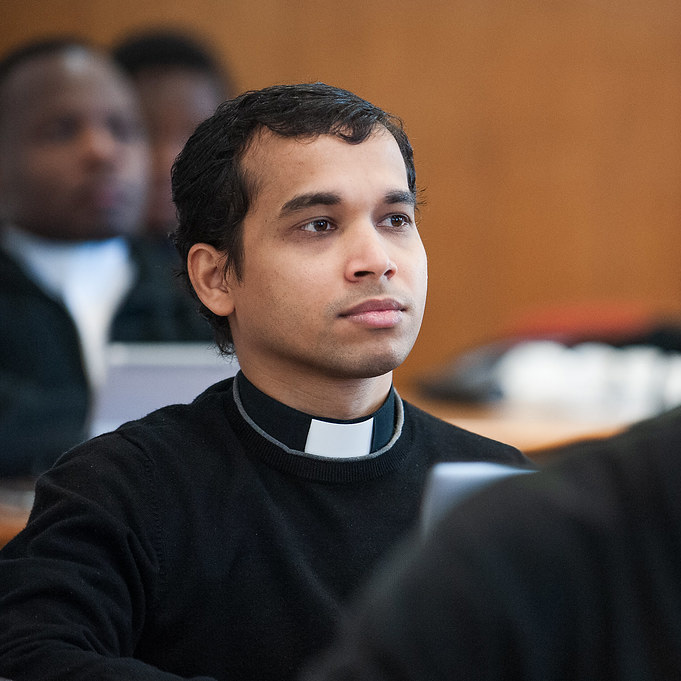 Sacerdote en clase