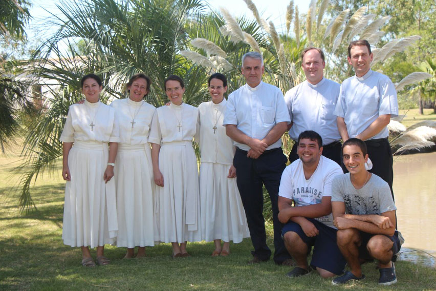 lucas carballo junto a misioneros de uruguay