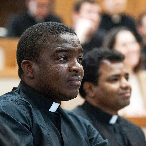 sacerdotes servir a la iglesia