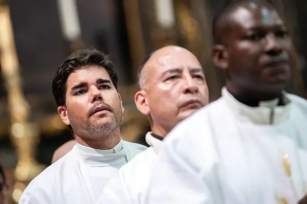 Sacerdotes celebrando la Eucaristia