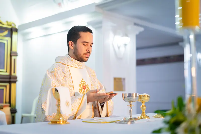 Sacerdote celebrando la Eucaristía
