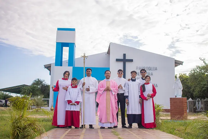 Sacerdotes y monaguillos