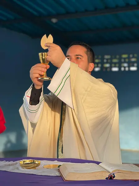 Sacerdote celebrando Misa