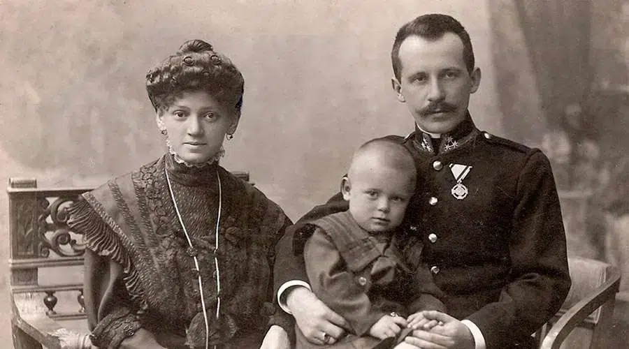 san Juan Pablo II en brazos de su padre y su madre