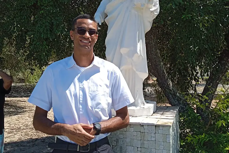 Guilheme Silva de Araujo posando para una foto con gafas de sol y camisa blanca.