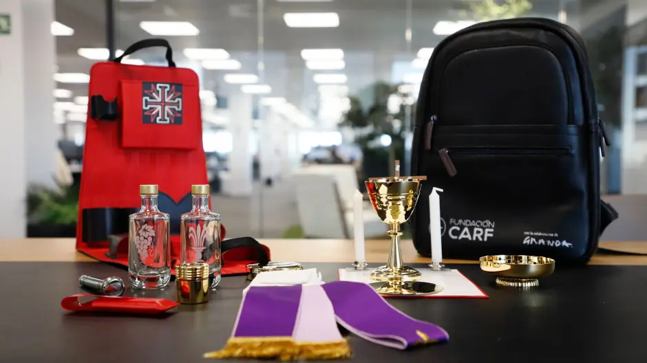 Mochila de vasos sagrados de la Fundación CARF en la que se muestra encima de una mesa todo el contenido de la mochila
