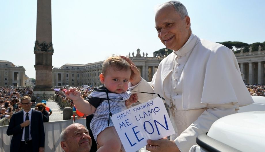 El Papa acoge a un niño llamado León en la Plaza de San Pedro el 18 de junio de 2025 CNS photoVatican Media. Justin McLellan, Catholic News Service CNS, Ciudad del Vaticano Confirmación Sacramento