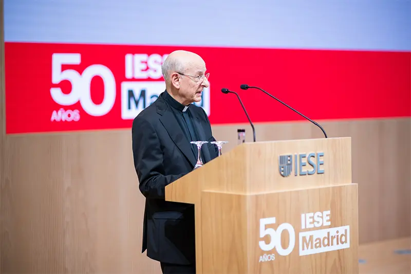 Mons. Fernando Ocáriz, Prelado del Opus Dei, dando un discurso en un evento conmemorativo del IESE en Madrid