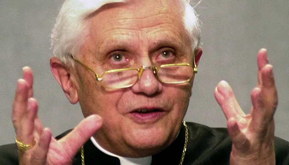Cardenal Joseph Ratzinger, luego Benedicto XVI (CNS Photo fron Reuters).
