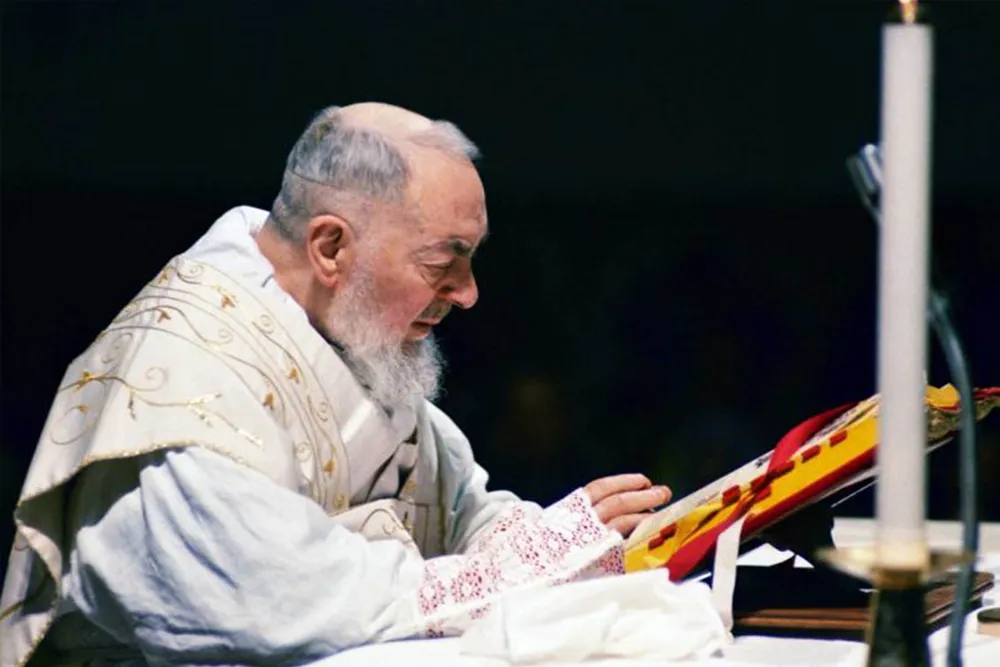 Padre Pío celebrando la Eucaristía