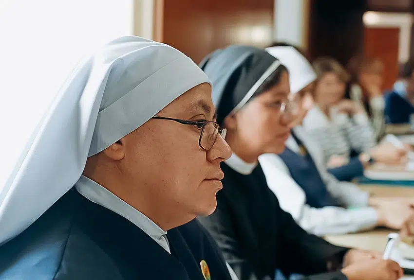 La formación de laicos en Derecho Canónico 2 Religiosas estudiando en la Universidad Pontificia de la Santa Cruz