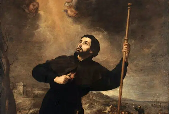 El gigante de las misiones. Pintura de san Francisco Javier con un bastón de peregrino, mirando hacia el cielo mientras ángeles descienden entre nubes iluminadas.