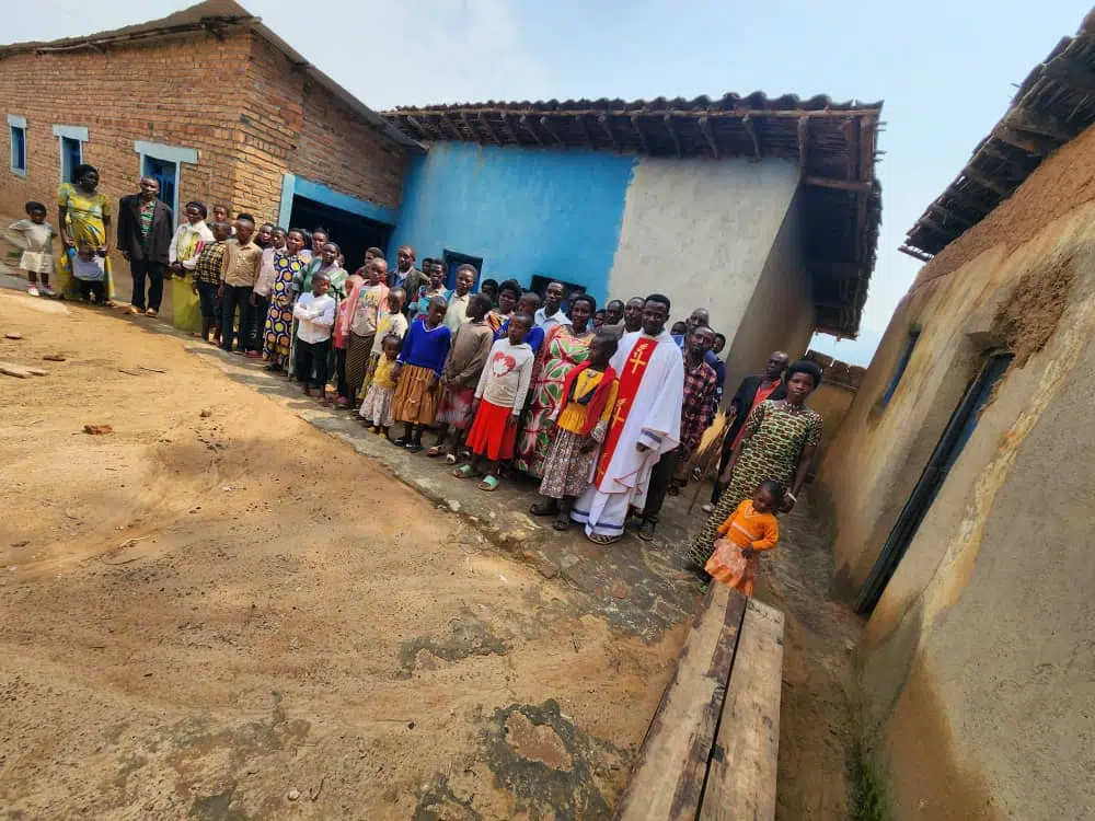 Comunidad parroquial de la diócesis de Nyundo, en Ruanda, reunida tras una celebración junto a su sacerdote.