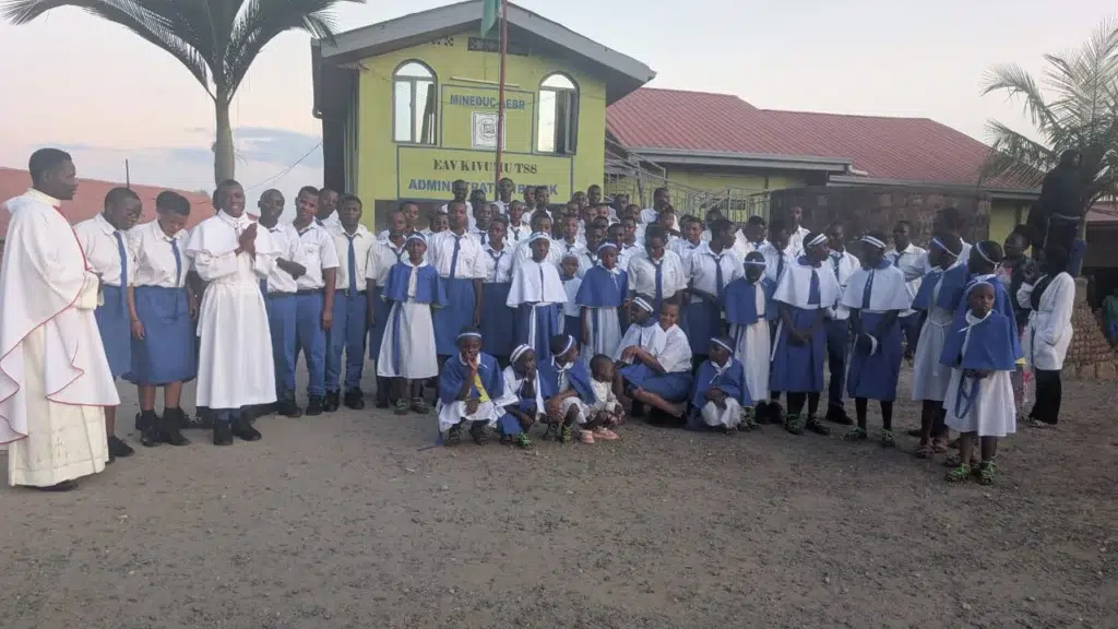 Estudiantes y religiosas en un centro educativo católico de la diócesis de Nyundo, en Ruanda, junto a sacerdotes.