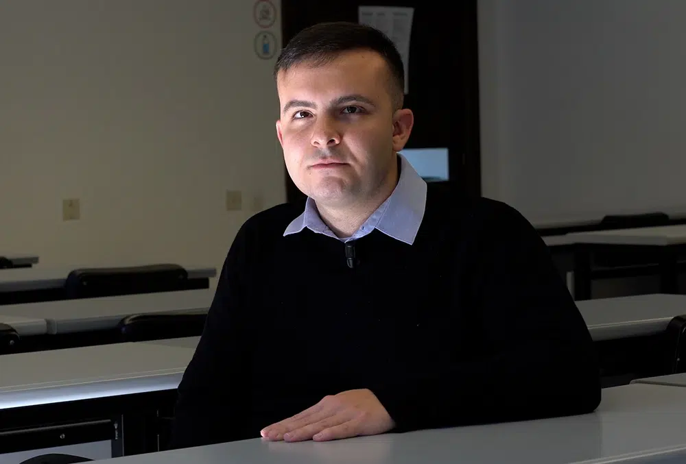 José Gabriel estudiando en una sala del seminario, dando testimonio de su vocación sacerdotal.